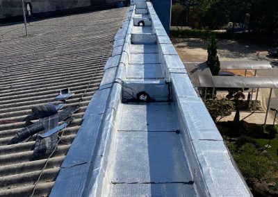 Impermeabilização de beiral em telhado com manta asfaltica aluminizada
