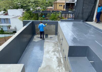 Impermeabilização de piscina residencial em Tamboré com poliuretano monolitico
