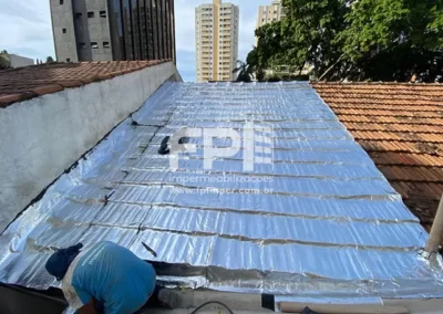 impermeabilização com manta aluminizada em telhado